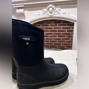 Youth insulated black BOGS sz 4 like NEW